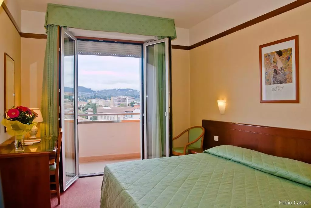 Fotografo gli interni della camera con vista sulle colline di Firenze